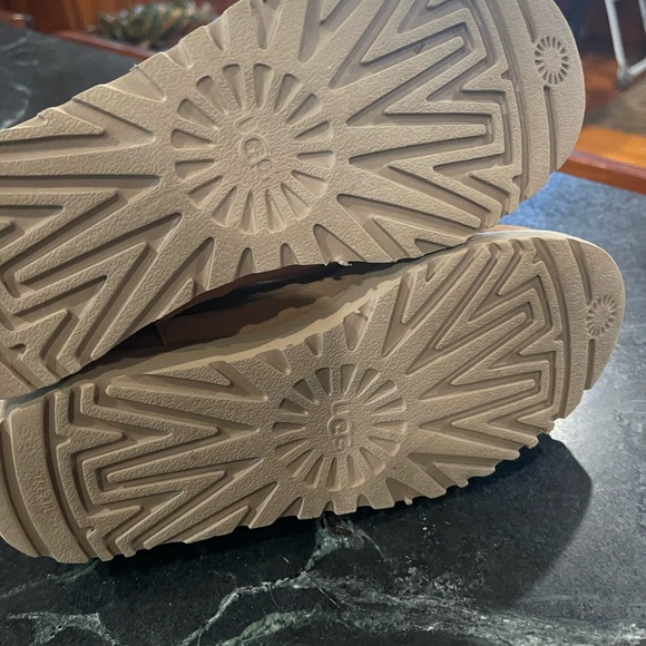 Women’s Ugg boots size 6 - Picture 3 of 6
